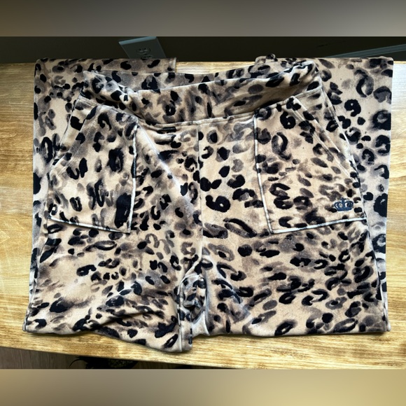 Juicy by Juicy Couture Animal
Leopard Print Velour Lounge Stretch
Sweatpants π - Picture 4 of 11